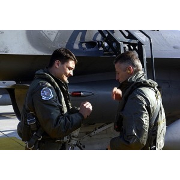 Riccardo Illy (Presidente della Regione Friuli Venezia Giulia) in visita alla Base aerea di Aviano si prepara a compiere un volo su un F16 del 555° Squadrone. (Aviano 21/01/04)