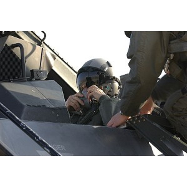 Riccardo Illy (Presidente della Regione Friuli Venezia Giulia) in visita alla Base aerea di Aviano si prepara a compiere un volo su un F16 del 555° Squadrone. (Aviano 21/01/04)