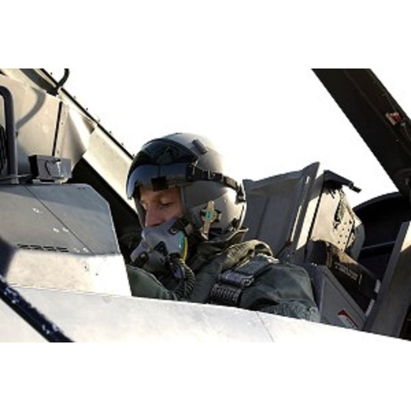 Riccardo Illy (Presidente della Regione Friuli Venezia Giulia) in visita alla Base aerea di Aviano si prepara a compiere un volo su un F16 del 555° Squadrone. (Aviano 21/01/04)