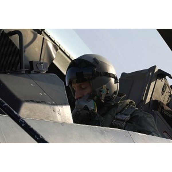 Riccardo Illy (Presidente della Regione Friuli Venezia Giulia) in visita alla Base aerea di Aviano si prepara a compiere un volo su un F16 del 555° Squadrone. (Aviano 21/01/04)