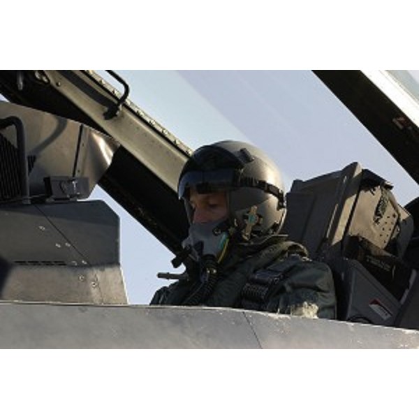 Riccardo Illy (Presidente della Regione Friuli Venezia Giulia) in visita alla Base aerea di Aviano si prepara a compiere un volo su un F16 del 555° Squadrone. (Aviano 21/01/04)