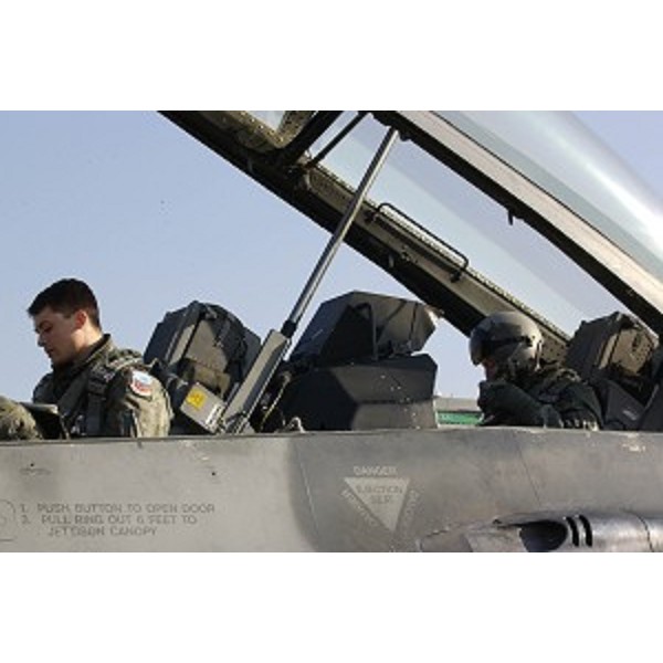 Riccardo Illy (Presidente della Regione Friuli Venezia Giulia) in visita alla Base aerea di Aviano si prepara a compiere un volo su un F16 del 555° Squadrone. (Aviano 21/01/04)