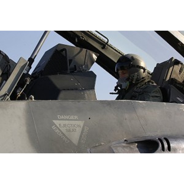 Riccardo Illy (Presidente della Regione Friuli Venezia Giulia) in visita alla Base aerea di Aviano si prepara a compiere un volo su un F16 del 555° Squadrone. (Aviano 21/01/04)