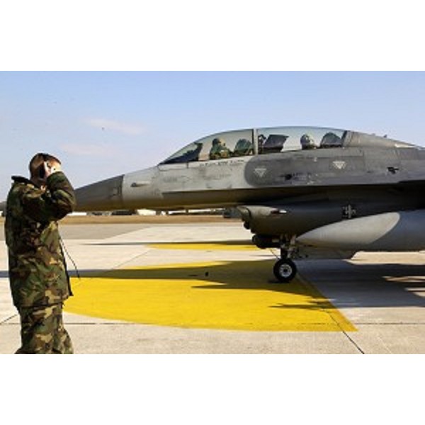 Riccardo Illy (Presidente della Regione Friuli Venezia Giulia) in visita alla Base aerea di Aviano si prepara a compiere un volo su un F16 del 555° Squadrone. (Aviano 21/01/04)