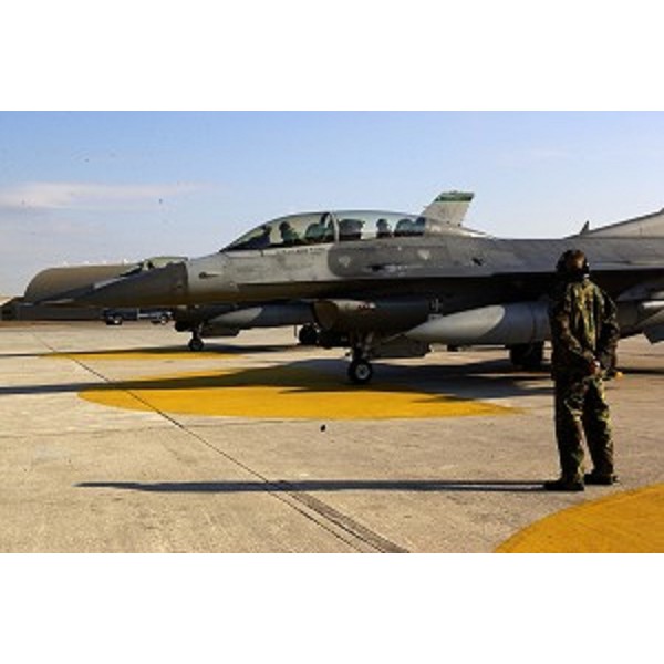 Riccardo Illy (Presidente della Regione Friuli Venezia Giulia) in visita alla Base aerea di Aviano si prepara a compiere un volo su un F16 del 555° Squadrone. (Aviano 21/01/04)
