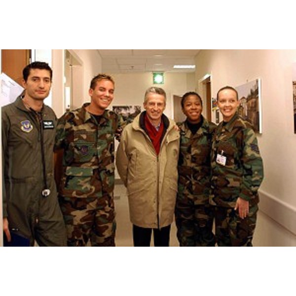 Riccardo Illy (Presidente Friuli Venezia Giulia) in visita alla Base aerea di Aviano con i medici. (Aviano 21/01/04)