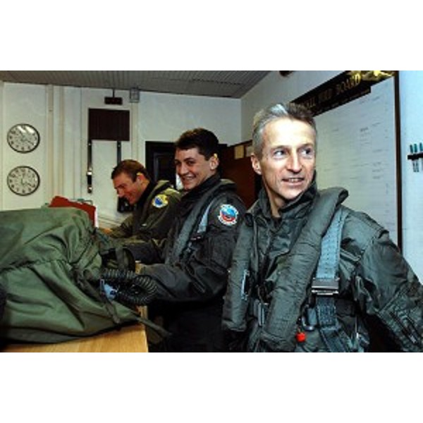 Riccardo Illy (Presidente della Regione Friuli Venezia Giulia) in visita alla Base aerea di Aviano con i piloti si prepara a compiere un volo su un F16 del 555° Squadrone. (Aviano 21/01/04)