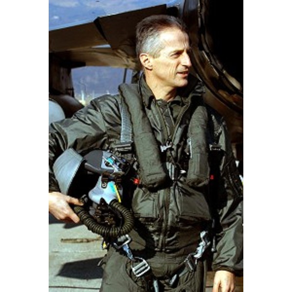 Riccardo Illy (Presidente della Regione Friuli Venezia Giulia) in visita alla Base aerea di Aviano si prepara a compiere un volo su un F16 del 555° Squadrone. (Aviano 21/01/04)