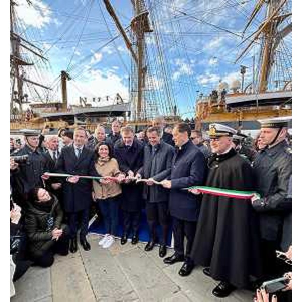 Il momento del taglio del nastro che segna il rientro della Vespucci in Italia e l'avvio del nuovo tour nel Mediterraneo - Il momento del taglio del nastro che segna il rientro della Vespucci in Italia e l'avvio del nuovo tour nel Mediterraneo