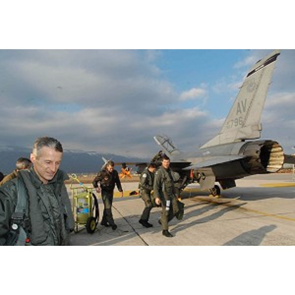 Riccardo Illy (Presidente della Regione Friuli Venezia Giulia) in visita alla Base aerea di Aviano si prepara a compiere un volo su un F16 del 555° Squadrone. (Aviano 21/01/04)