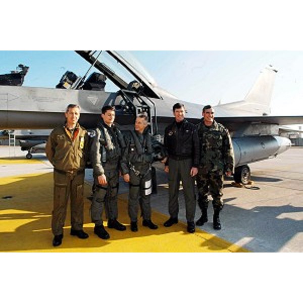 Riccardo Illy (Presidente della Regione Friuli Venezia Giulia) in visita alla Base aerea di Aviano si prepara a compiere un volo su un F16 del 555° Squadrone. (Aviano 21/01/04)