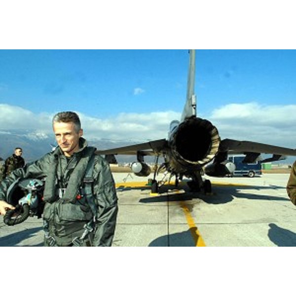 Riccardo Illy (Presidente della Regione Friuli Venezia Giulia) in visita alla Base aerea di Aviano si prepara a compiere un volo su un F16 del 555° Squadrone. (Aviano 21/01/04)