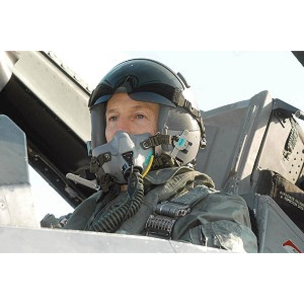 Riccardo Illy (Presidente della Regione Friuli Venezia Giulia) in visita alla Base aerea di Aviano si prepara a compiere un volo su un F16 del 555° Squadrone. (Aviano 21/01/04)