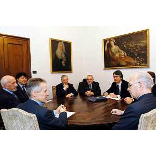 Riccardo Illy (Presidente della Regione Friuli Venezia Giulia) incontra i vertici di Nord Est Banca. (Trieste, 20/01/04)