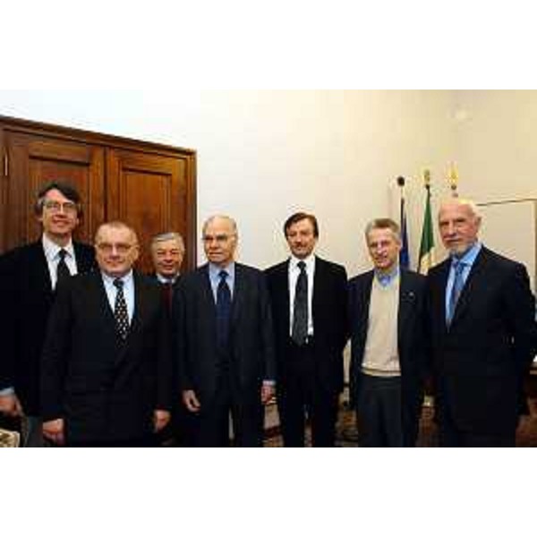 Riccardo Illy (Presidente della Regione Friuli Venezia Giulia), Augusto Antonucci (Assessore al Patrimonio ed ai Servizi Generali) incontrano i vertici di Nord Est Banca. (Trieste, 20/01/04)