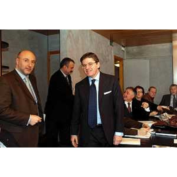 Enrico Bertossi (Assessore regionale alle attività produttive) e Della Valentina alla presentazione del documento di politica economica. (Udine, 19/01/04)