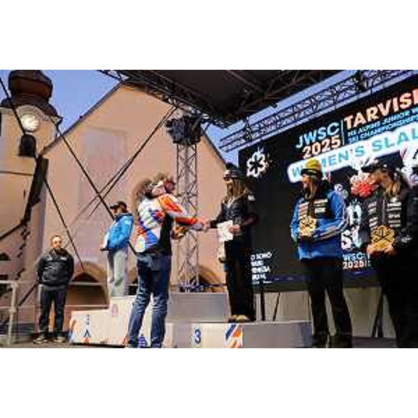 L'assessore Roberti durante la premiazione. - L'assessore Roberti durante la premiazione.