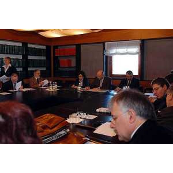 Enrico Bertossi (Assessore regionale alle attività produttive) illustra il documento di politica economica. (Udine, 19/01/04)
