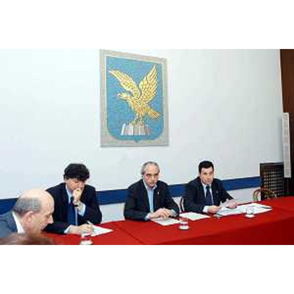 ANgelo Baiguera (Portavoce di Riccardo Illy), Gianni Pecol Cominotto (Assessore regionale all'organizzazione, personale e sistemi informativi), Franco Iacop (Assessore regionale per le relazioni internazionali, comunitarie e autonomie locali) in conferenza stampa. (Trieste, 16/01/04)