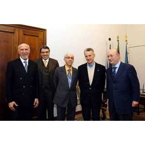 Riccardo Illy (Presidente della Regione Friuli Venezia Giulia) e Augusto Antonucci (Assessore al Patrimonio ed ai Servizi Generali) incontrano i vertici di Friulcassa: CArlo Appiotti (presidente di Friulcassa), Antonio Tripani (Vicepresidente di Friulcassa) e Fulvio Beltrame (Nuovo direttore generale di Friulcassa). (Trieste, 14/01/04)