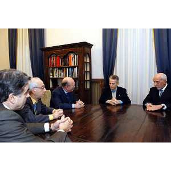 Riccardo Illy (Presidente della Regione Friuli Venezia Giulia) e Augusto Antonucci (Assessore al Patrimonio ed ai Servizi Generali) incontrano i vertici di Friulcassa: CArlo Appiotti (presidente di Friulcassa), Antonio Tripani (Vicepresidente di Friulcassa) e Fulvio Beltrame (Nuovo direttore generale di Friulcassa). (Trieste, 14/01/04)