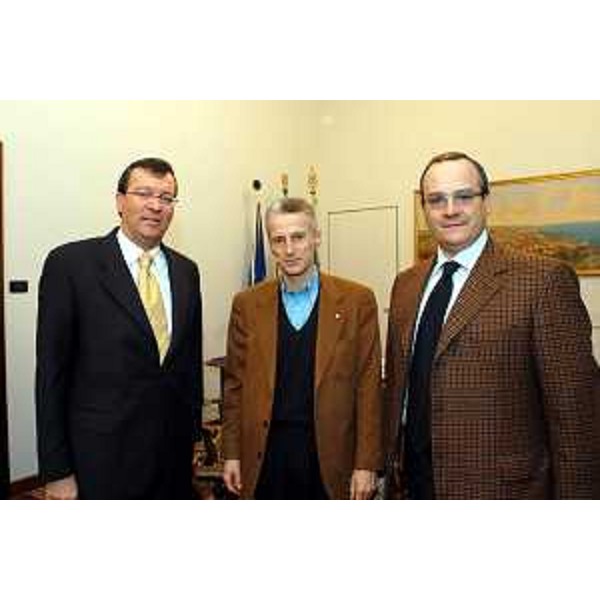 Riccardo Illy (Presidente della Regione Friuli Venezia Giulia) incontra Bruno Tosoni (C.S.I. - Compagnia Investimenti e Sviluppo) e Paolo Bertelli (Amministratore delegato di .S.I. - Compagnia Investimenti e Sviluppo). (Trieste, 13/01/04)
