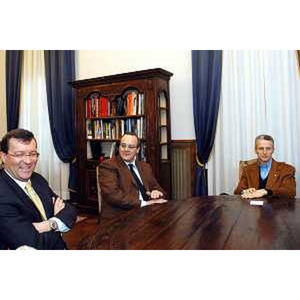 Riccardo Illy (Presidente della Regione Friuli Venezia Giulia) incontra Bruno Tosoni (C.S.I. - Compagnia Investimenti e Sviluppo) e Paolo Bertelli (Amministratore delegato di .S.I. - Compagnia Investimenti e Sviluppo). (Trieste, 13/01/04) 