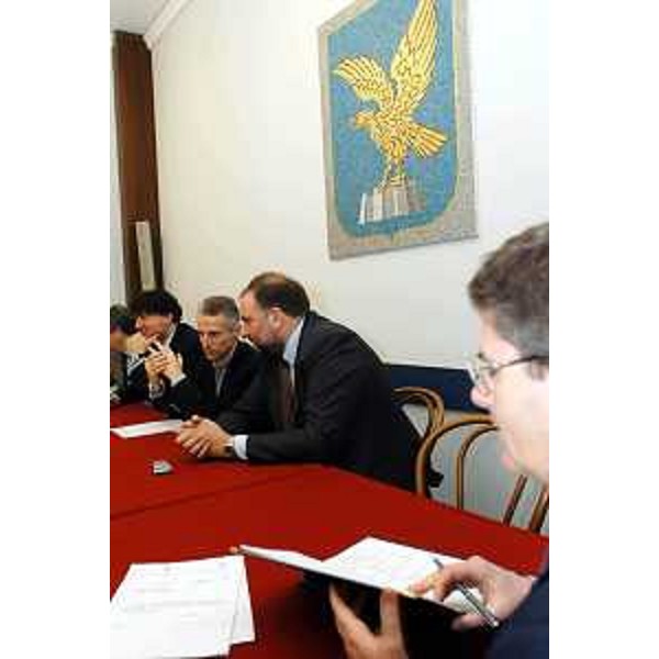 Riccardo Illy (Presidente della Regione Friuli Venezia Giulia) e Roberto Cosolini (Assessore regionale al lavoro, formazione, università e ricerca) alla firma dell'accordo con le parti sociali. (Trieste, 12/01/04)