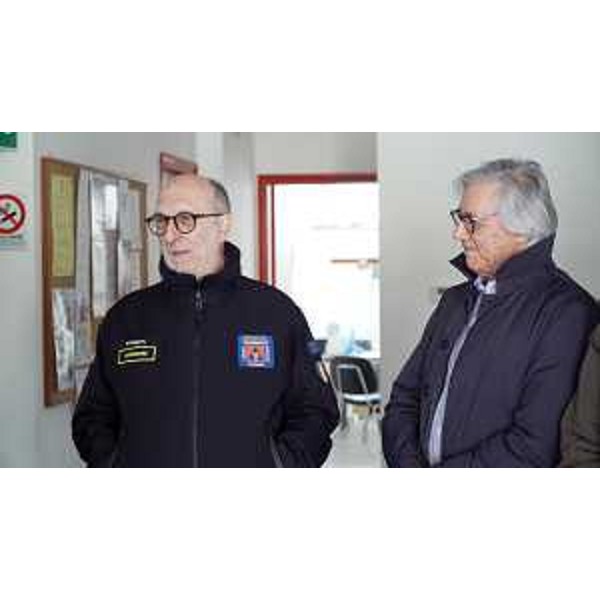 Sulla sinistra l'assessore Riccardi mentre interviene durante il sopralluogo - Sulla sinistra l'assessore Riccardi mentre interviene durante il sopralluogo