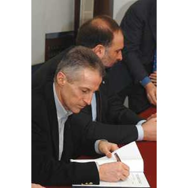 Riccardo Illy (Presidente della Regione Friuli Venezia Giulia) e Roberto Cosolini (Assessore regionale al lavoro, formazione, università e ricerca) alla firma dell'accordo con le parti sociali. (Trieste, 12/01/04)