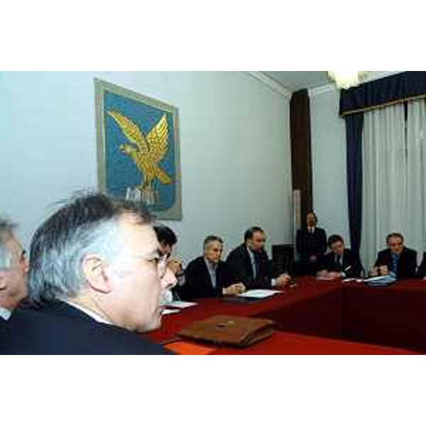 Riccardo Illy (Presidente della Regione Friuli Venezia Giulia) e Roberto Cosolini (Assessore regionale al lavoro, formazione, università e ricerca) alla firma dell'accordo con le parti sociali. (Trieste, 12/01/04)