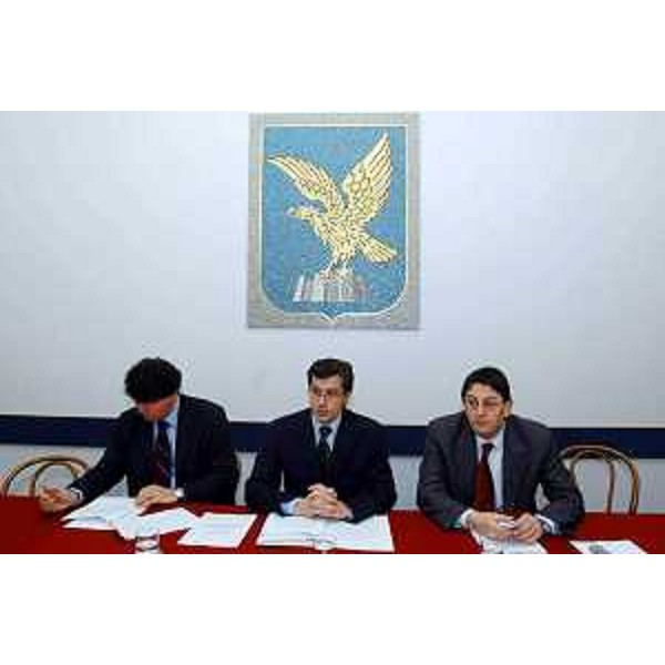 Angelo Baiguera (Portavoce di Riccardo Illy), Ezio Beltrame (Assessore regionale alla salute e protezione sociale), Lodovico Sonego (Assessore regionale alla pianificazione territoriale, energia, mobilità e infrastrutture di trasporto) in conferenza stampa. (Trieste, 09/01/04)
