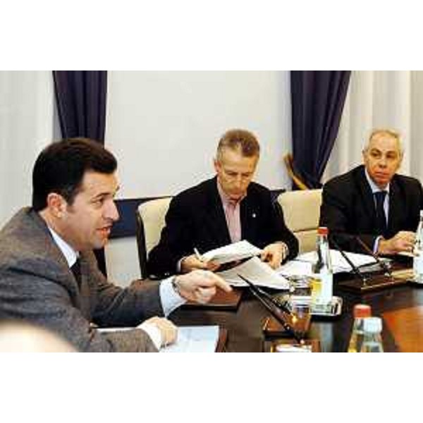 Riccardo Illy (Presidente della Regione Friuli Venezia Giulia), Franco Iacop (Assessore regionale per le relazioni internazionali, comunitarie e autonomie locali) e Bellarosa alla riunione della giunta. (Trieste, 09/01/04)