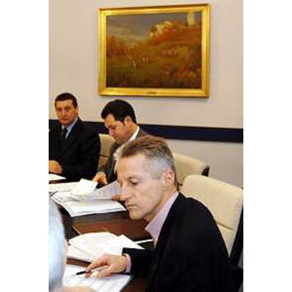 Riccardo Illy (Presidente della Regione Friuli Venezia Giulia), Franco Iacop (Assessore regionale per le relazioni internazionali, comunitarie e autonomie locali) ed Enzo Marsilio (Assessore regionale alle risorse agricole, naturali, forestali e montagna) alla riunione della giunta. (Trieste, 09/01/04)