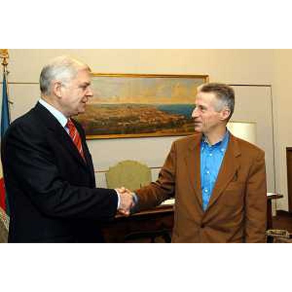 Riccardo Illy (Presidente della Regione Friuli Venezia Giulia) incontra Pietro Comelli (nuovo dirigente della Polizia di frontiera). (Trieste, 07/01/04)