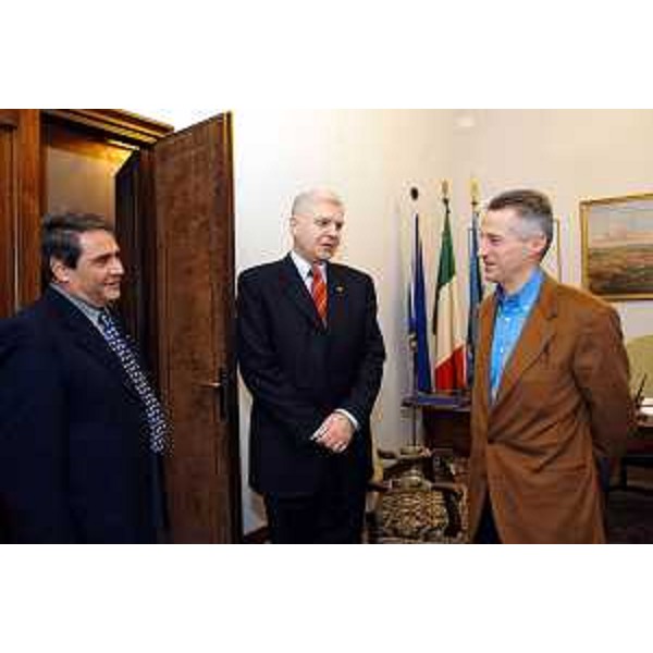 Riccardo Illy (Presidente della Regione Friuli Venezia Giulia) incontra Pietro Comelli (nuovo dirigente della Polizia di frontiera) ed Antonino Abate (dirigente della Polizia di frontiera terrestre di Trieste). (Trieste, 07/01/04)