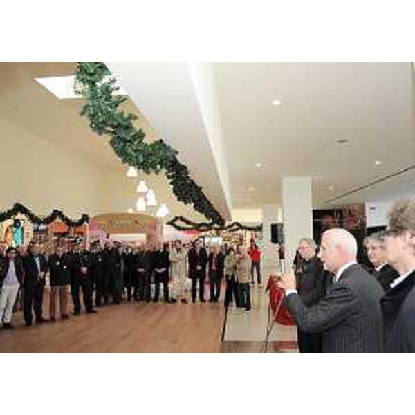 Renzo Tondo (Presidente Friuli Venezia Giulia) ai festeggiamenti per il primo anno di attività del Centro commerciale Manifatture a Gemona del Friuli. (Genmona del Friuli 15/11/08)