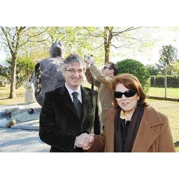 Renzo Tondo (Presidente Friuli Venezia Giulia) con Hasmik Poghosyan (Ministro armeno Cultura) all'inaugurazione del monumento dedicato all'amicizia italo-armena, a Udine nel Rione Sant'Osvaldo. (Udine 15/11/08)