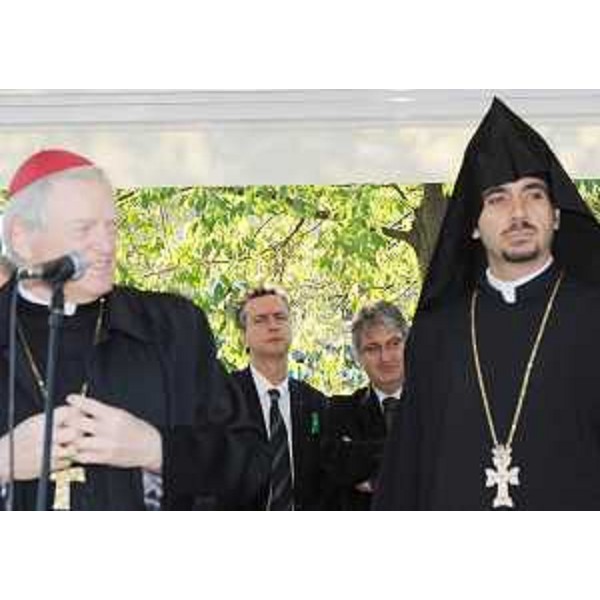 Renzo Tondo (Presidente Friuli Venezia Giulia) all'inaugurazione del monumento dedicato all'amicizia italo-armena, a Udine nel Rione Sant'Osvaldo. (Udine 15/11/08)