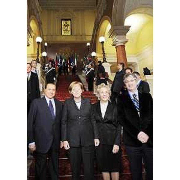 Silvio Berlusconi (Presidente Consiglio), Angela Merkel (Cancelliera tedesca), Maria T. Bassa Poropat (Presidente Provincia Trieste) e Renzo Tondo (Presidente Friuli Venezia Giulia) nella sede della Regione a Trieste in piazza Unità d'Italia. (Trieste 18/11/08)