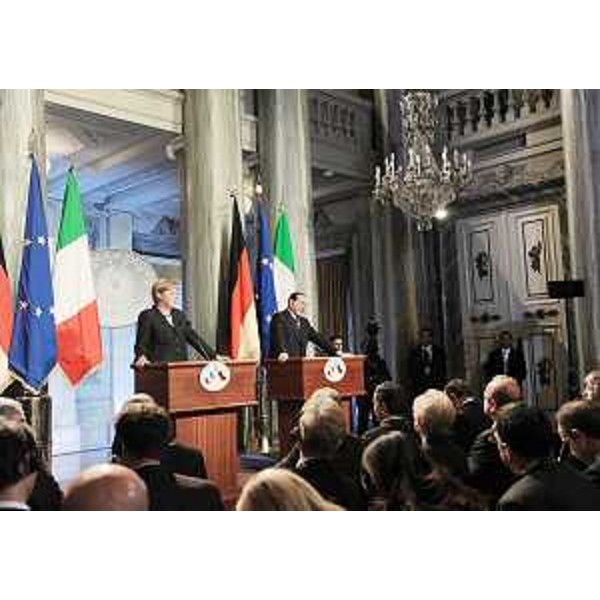 Angela Merkel (Cancelliera tedesca) e Silvio Berlusconi (Presidente Consiglio) in conferenza stampa alla Camera di Commercio di Trieste. (Trieste 18/11/08)