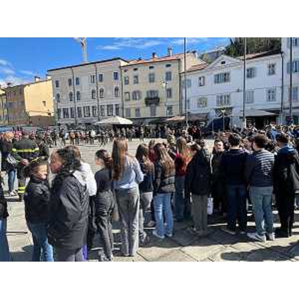 Gli scolari intervenuti alla celebrazione - Gli scolari intervenuti alla celebrazione
