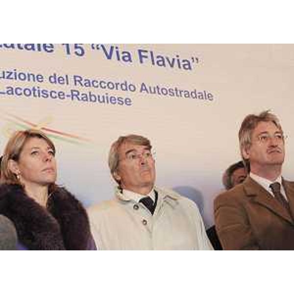 Federica Seganti (Assessore regionale Pianificazione territoriale, Autonomie locali e Sicurezza), Roberto Castelli (Sottosegretario Infrastrutture e Trasporti) e Renzo Tondo (Presidente Friuli Venezia Giulia) nel corso della cerimonia di inaugurazione dell'ultimo lotto della Grande Viabilità Triestina, Padriciano-Cattinara, e del nuovo raccordo autostradale Lacotisce-Rabuiese. (Trieste 19/11/08)