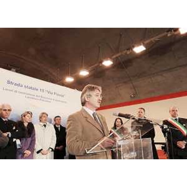 Renzo Tondo (Presidente Friuli Venezia Giulia) interviene nel corso della cerimonia di inaugurazione dell'ultimo lotto della Grande Viabilità Triestina, Padriciano-Cattinara, e del nuovo raccordo autostradale Lacotisce-Rabuiese. (Trieste 19/11/08)