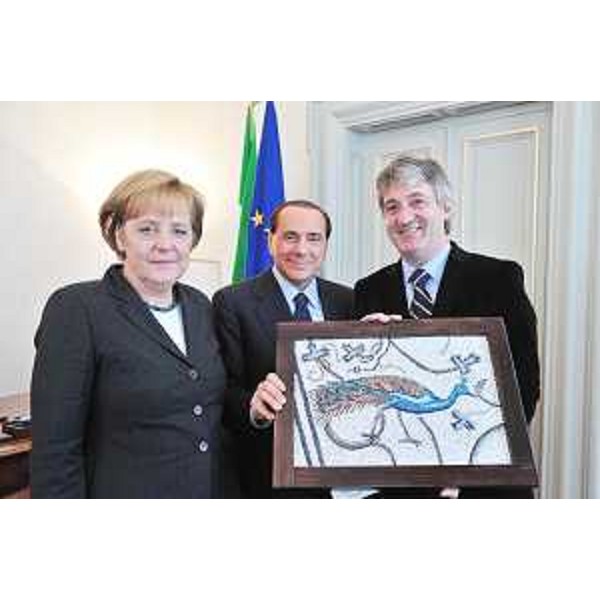Renzo Tondo (Presidente Friuli Venezia Giulia) con il mosaico dell'artista triestina Anna Rita Bertolazzo, riproduzione dell'originale pavone musivo del IV secolo raffigurato nell'abside della basilica della Beligna di Aquileia, offerto in regalo ad Angela Merkel (Cancelliera tedesca) e Silvio Berlusconi (Presidente Consiglio). (Trieste 18/11/08)