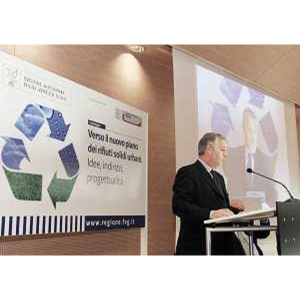 Vanni Lenna (Assessore regionale Ambiente) al Convegno "Verso il nuovo piano dei rifiuti solidi urbani. Idee, indirizzi, progettualità", nella sede regionale di Udine. (Udine 22/11/08)
