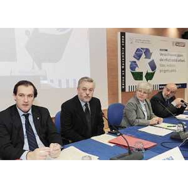 Roberto Menia (Sottosegretario Ambiente) e Vanni Lenna (Assessore regionale Ambiente) al Convegno "Verso il nuovo piano dei rifiuti solidi urbani. Idee, indirizzi, progettualità", nella sede regionale di Udine. (Udine 22/11/08)