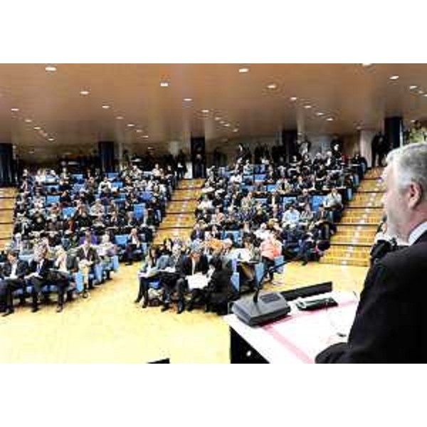 Vanni Lenna (Assessore regionale Ambiente) al Convegno "Verso il nuovo piano dei rifiuti solidi urbani. Idee, indirizzi, progettualità", nella sede regionale di Udine. (Udine 22/11/08)