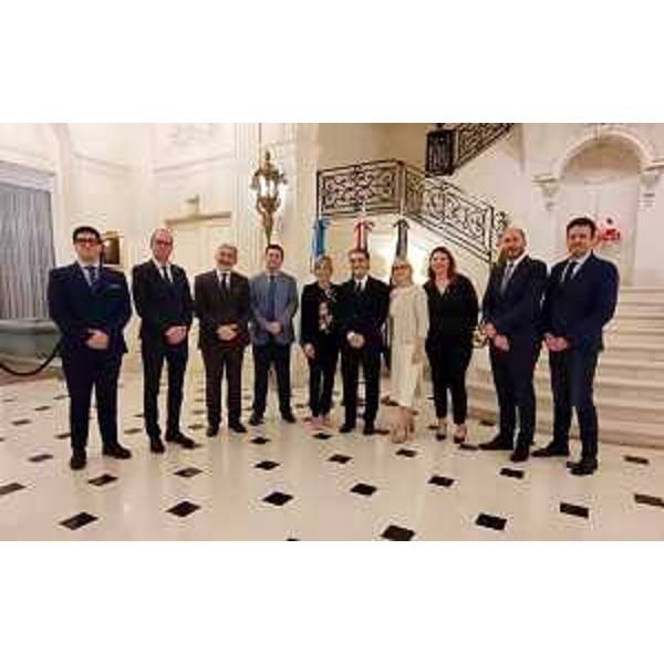 L'assessore regionale alle Finanze Barbara Zilli (al centro con il governatore della Lombardia Fontana) durante il ricevimento della delegazione friulana a Buenos Aires - L'assessore regionale alle Finanze Barbara Zilli (al centro con il governatore della Lombardia Fontana) durante il ricevimento della delegazione friulana a Buenos Aires