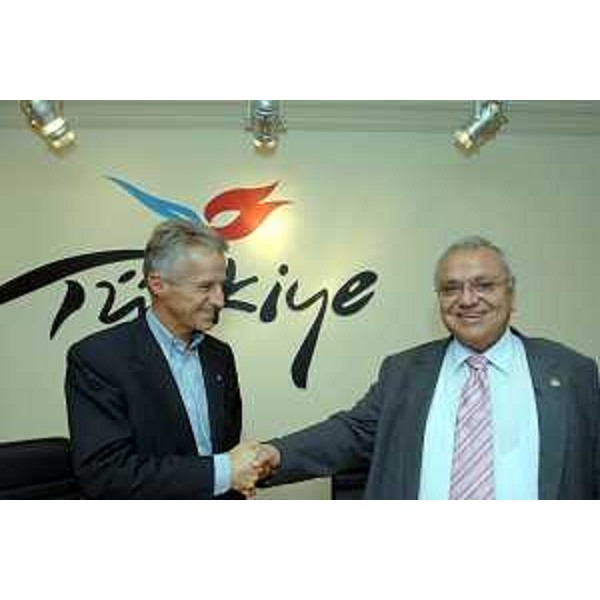 Riccardo Illy (Presidente Regione Friuli Venezia Giulia) con Atilla Koc (Ministro turco per il Turismo e le Attività Culturali) durante l'incontro avvenuto ad Ankara. (Ankara 19/09/06)